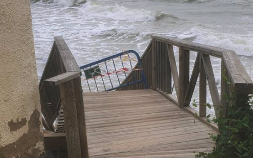 Punta Umbría ve “peligrosos” los accesos y el baño en la playa de El Portil