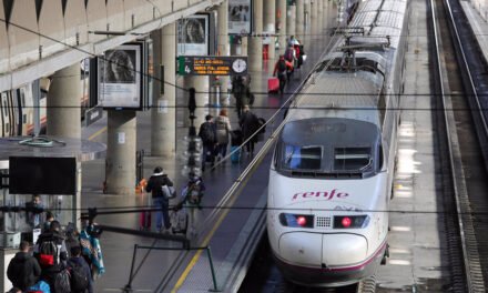 Viajeros de Huelva pierden el AVE a Madrid por un retraso del tren a Sevilla
