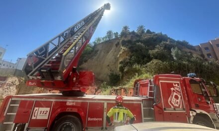 Un derrumbe en el Cabezo de San Pedro levanta una enorme polvareda en la calle Aragón