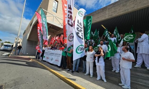 Protesta frente al Juan Ramón Jiménez por los acuerdos de atención primaria y carrera profesional