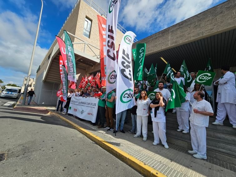 Protesta frente al Juan Ramón Jiménez por los acuerdos de atención primaria y carrera profesional
