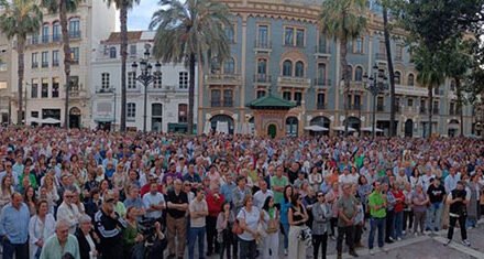 Unas 3.000 personas se concentran para mostrar su “hartazgo” por la “marginación” de Huelva