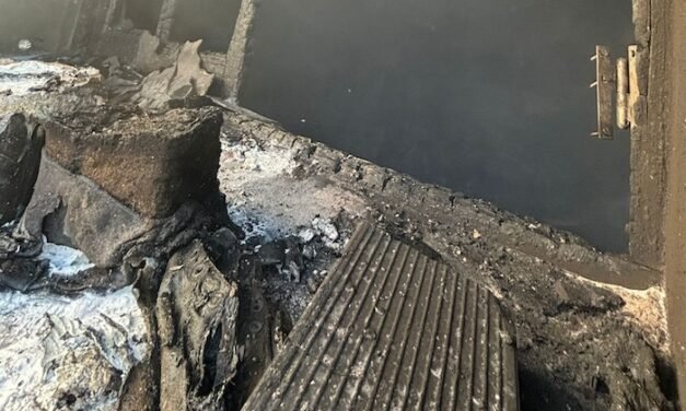 El fuego calcina una vivienda en Hinojos