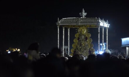 La Virgen del Rocío vuelve a su ermita a las 14.10 tras once horas de procesión