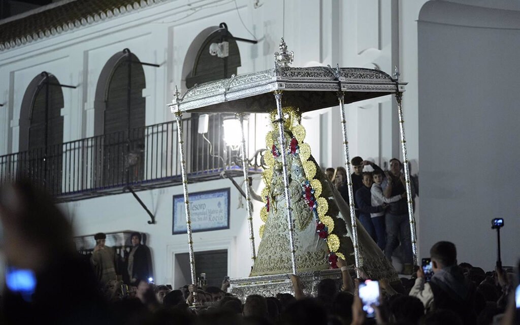 La Virgen del Rocío procesiona por la aldea tras el tradicional salto a la reja a las 02.56 horas