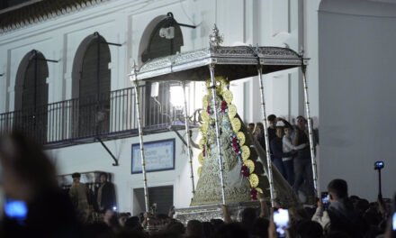 La Virgen del Rocío procesiona por la aldea tras el tradicional salto a la reja a las 02.56 horas