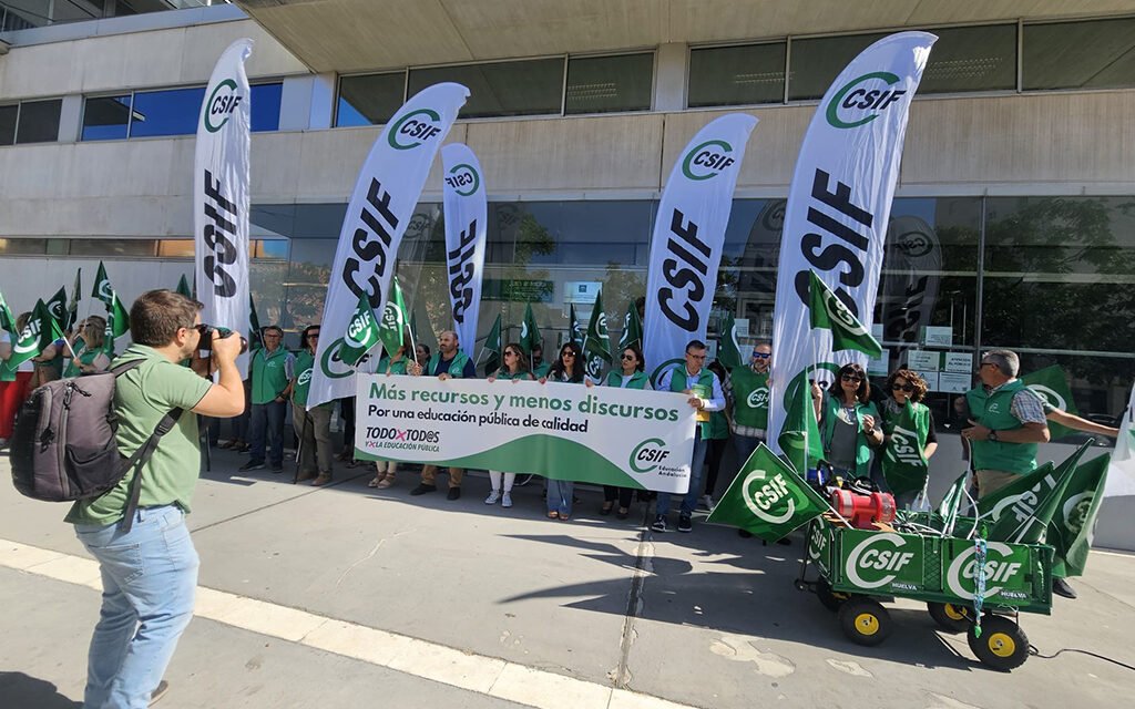 Los docentes de Huelva reprueban la burocracia en educación