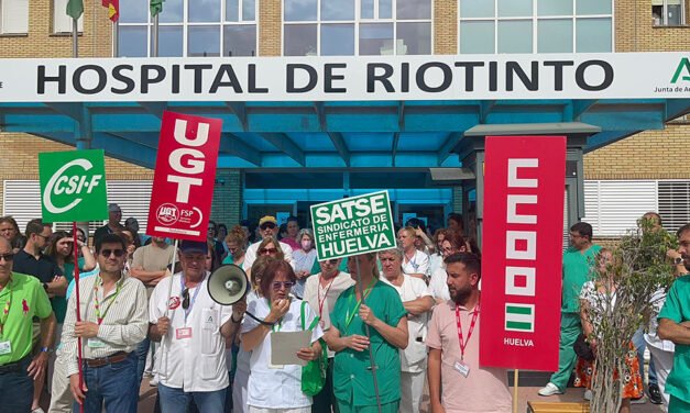 Los trabajadores del Hospital de Riotinto se movilizan contra los “recortes” de su plantilla
