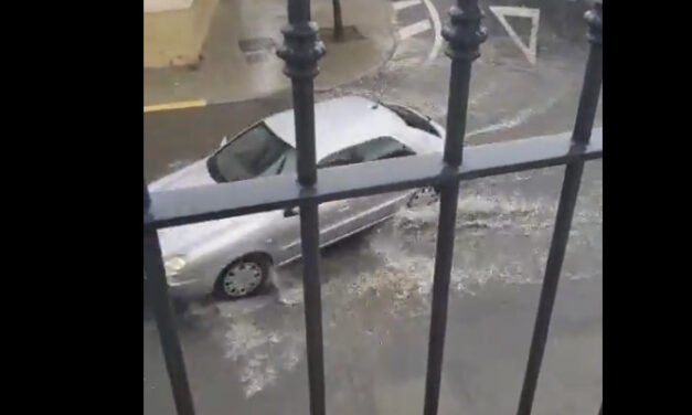 Una intensa tromba de agua anega calles en el Condado
