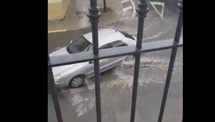 Una intensa tromba de agua anega calles en el Condado