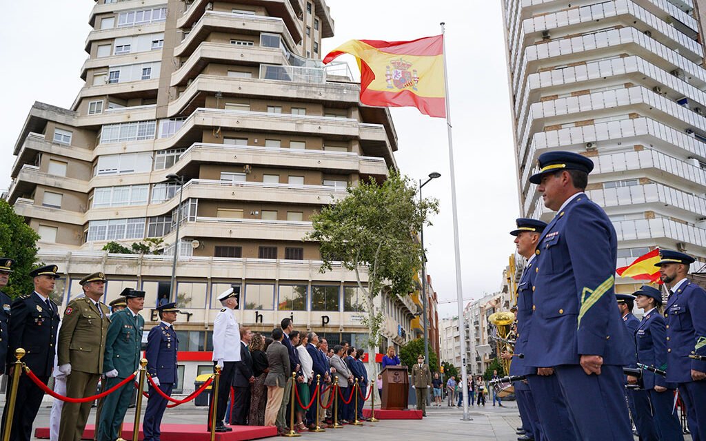 La bandera de España ya rige en la Plaza 12 de Octubre