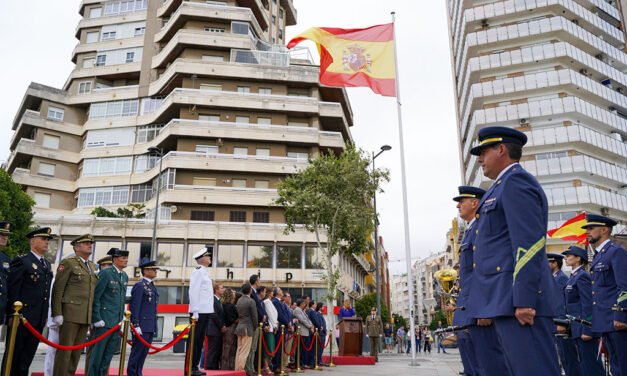 La bandera de España ya rige en la Plaza 12 de Octubre