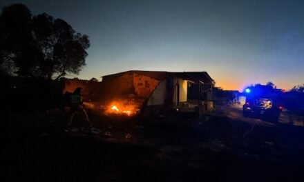 Arde una vivienda en una finca de Rociana