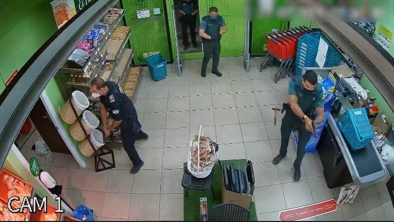 Detienen a dos personas por el atraco a un supermercado en Mazagón en 2021