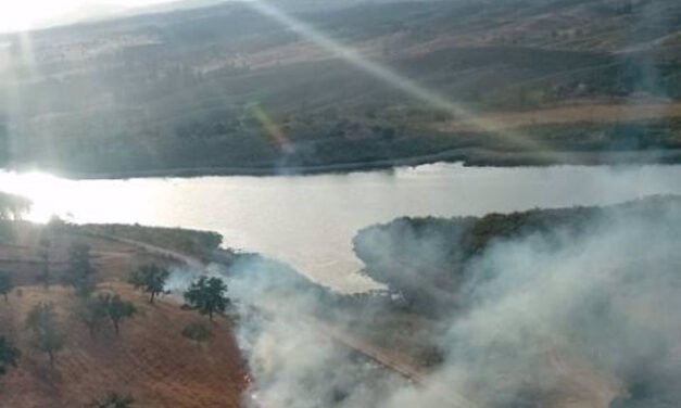 Declarado un incendio junto al embalse del Teliaran-La Hoya en Calañas