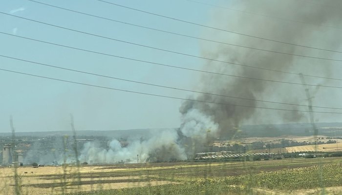 Un incendio junto a la cementera de Niebla obliga a cortar una carretera