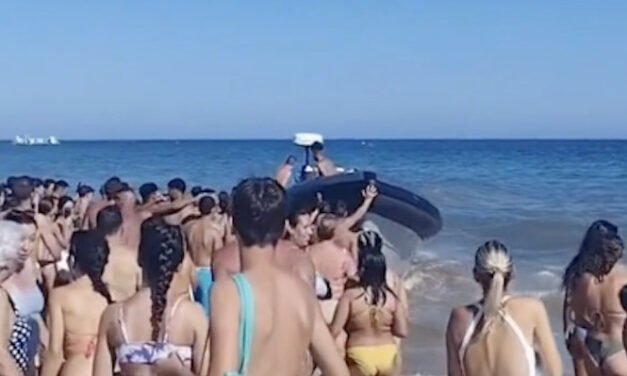 Encalla una narcolancha en la playa de La Antilla ante cientos de bañistas