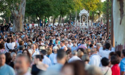 Miles de onubenses acompañan a su patrona en el tradicional traslado a la Catedral