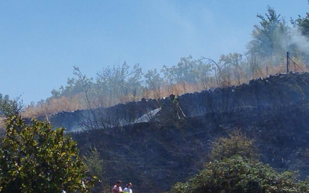 Un incendio calcina parte de las laderas del Castillo de Aracena