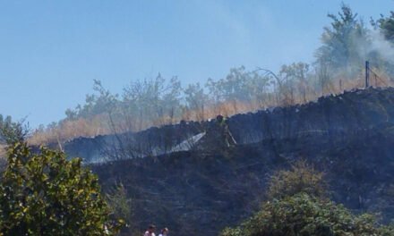 Un incendio calcina parte de las laderas del Castillo de Aracena