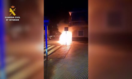 Un incendio de un vehículo obliga a desalojar a varios vecinos en Punta Umbría