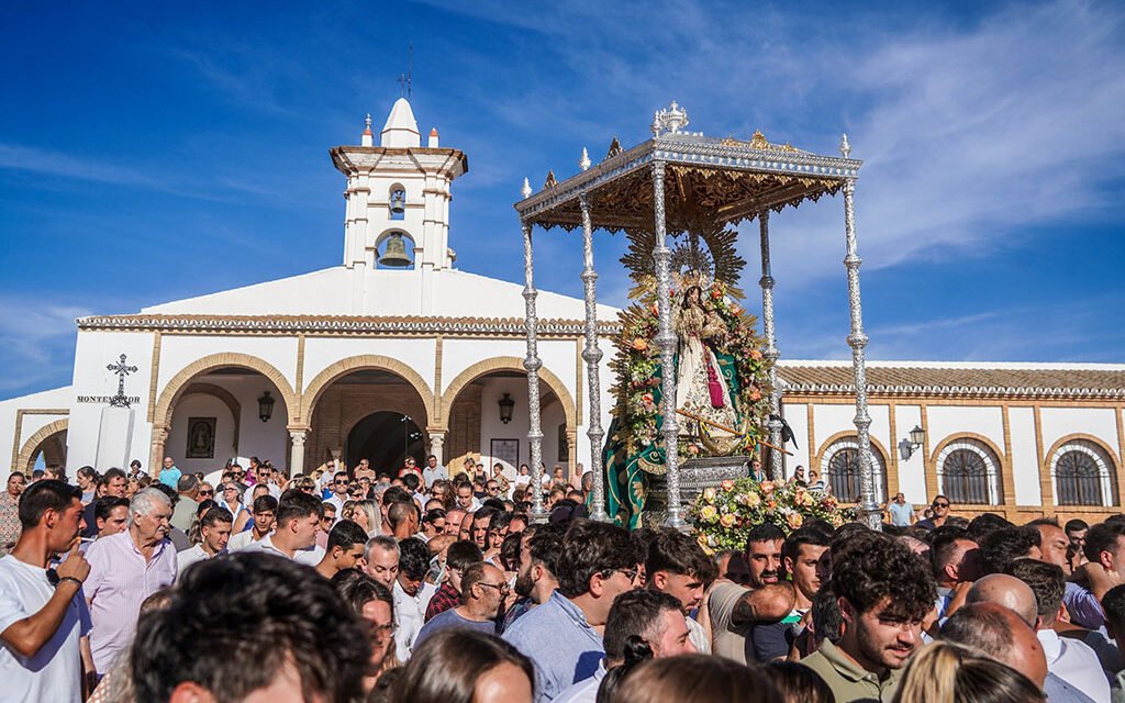 Un emocionante traslado de la Virgen de Montemayor sirve de anticipo de las fiestas patronales de Moguer