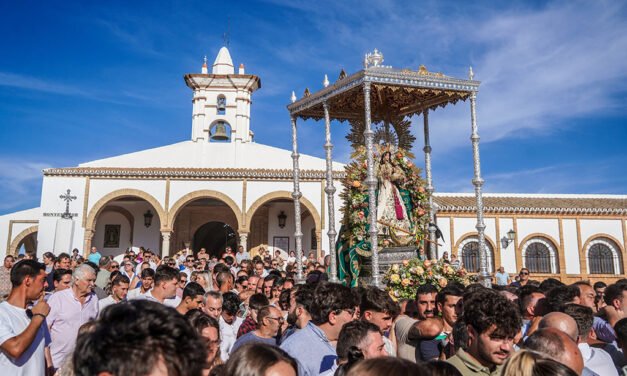 Un emocionante traslado de la Virgen de Montemayor sirve de anticipo de las fiestas patronales de Moguer