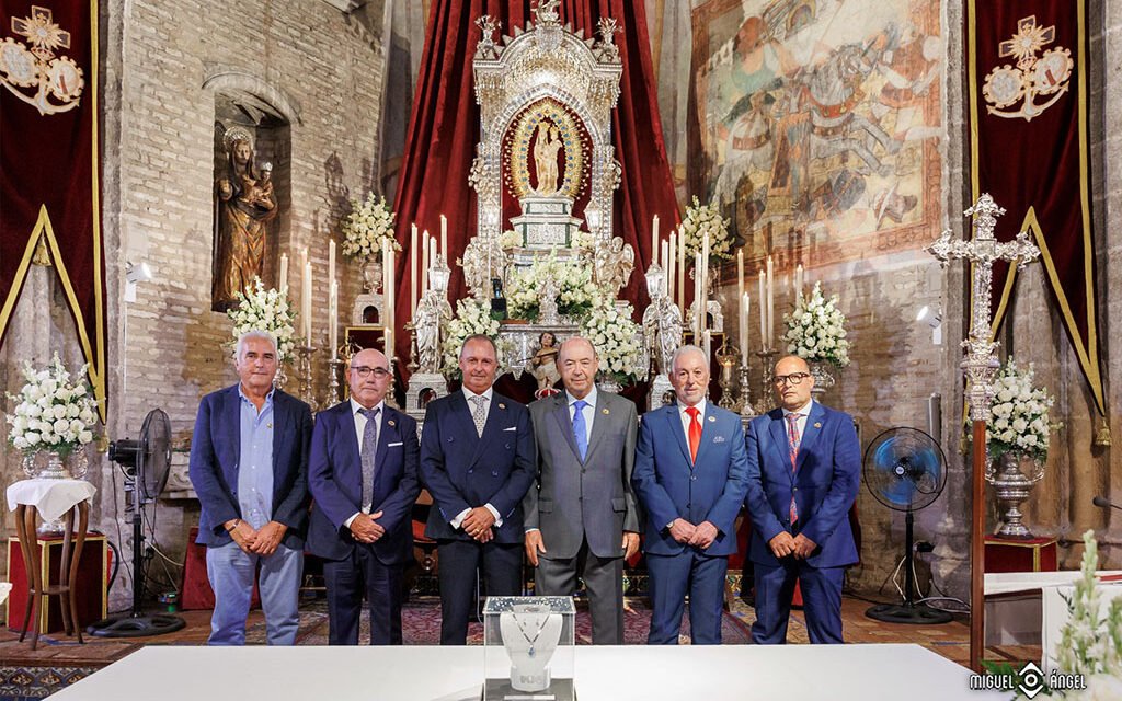 La CR Palos arranca su 25 aniversario con una ofrenda para el ajuar de la Virgen de los Milagros