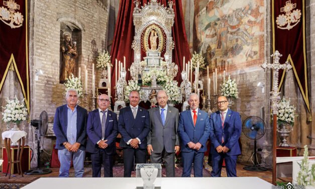 La CR Palos arranca su 25 aniversario con una ofrenda para el ajuar de la Virgen de los Milagros