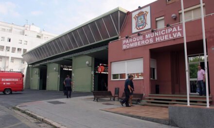 Bomberos rescatan a un hombre atrapado en un incendio en El Torrejón