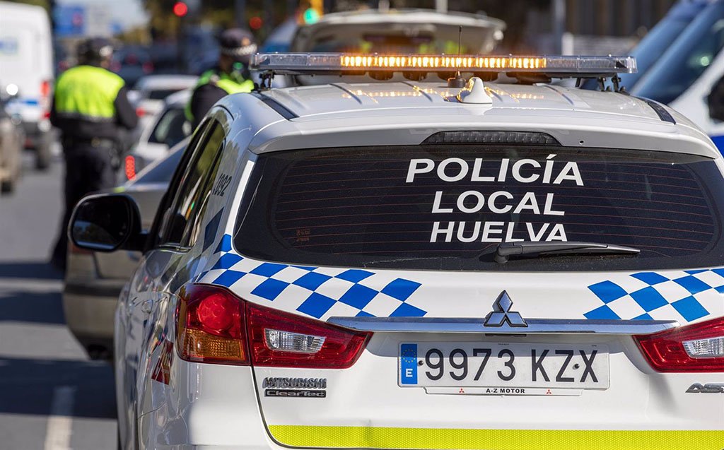 Evacuado al hospital un joven de 30 años tras caer de un patinete en Huelva