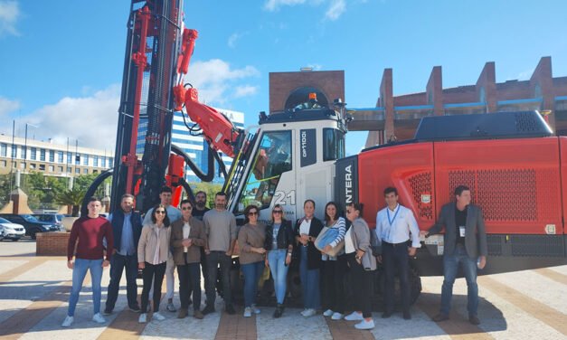 Los becarios del Plan HEBE Minero visitan el Salón Internacional de la Minería