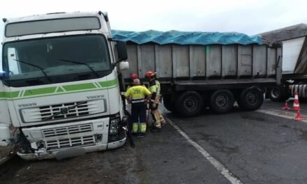 Una salida de vía de un camión se salda con varios heridos en Mazagón