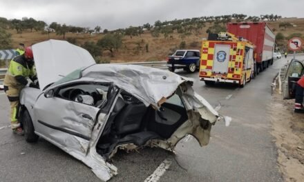 Un camión embiste a un coche en Jabugo y lo parte en dos