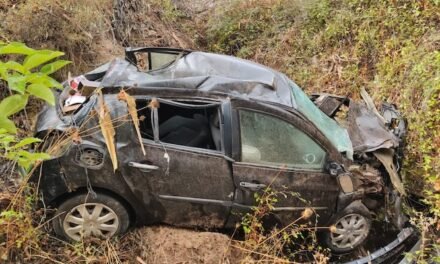 Cae con el coche a un barranco en Higuera de la Sierra