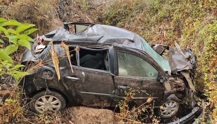 Cae con el coche a un barranco en Higuera de la Sierra