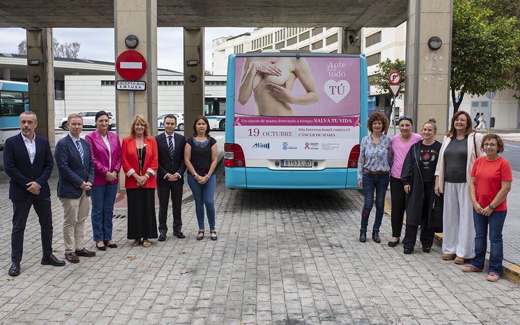 Los autobuses de Emtusa conciencian sobre la autoexploración para prevenir el cáncer de mama