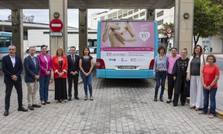 Los autobuses de Emtusa conciencian sobre la autoexploración para prevenir el cáncer de mama