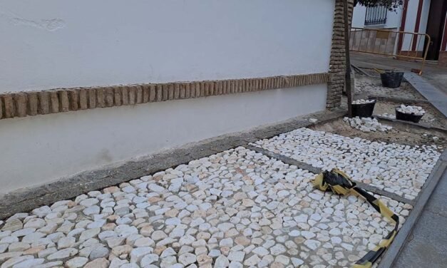 Berrocal empiedra su calle Calvario y ensancha su callejón de Las Bañuelas