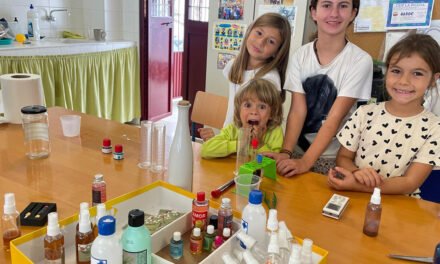 Los escolares de Berrocal elaboran perfumes a beneficio del ‘Patio del Amor’