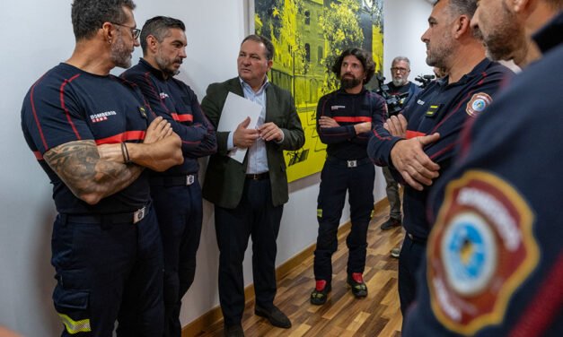 Los bomberos de Huelva se quedan con “la lección de vida que nos han dado los vecinos”
