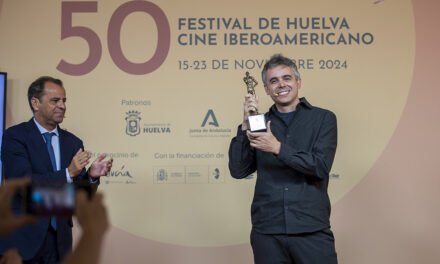 Guillermo Rojas recibe el premio Mejor Cineasta de Andalucía en el Festival de Huelva