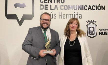 Luis de Vega recibe el Premio Ángel Serradilla en su tierra natal