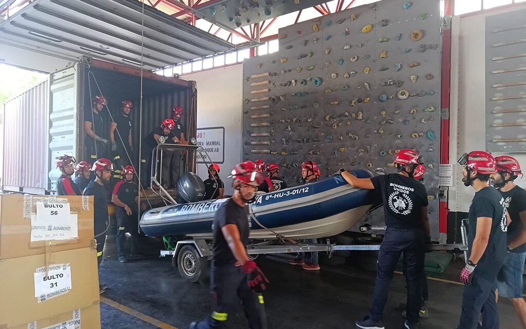 Bomberos de Huelva forman a profesionales dominicanos en rescate acuático en superficie