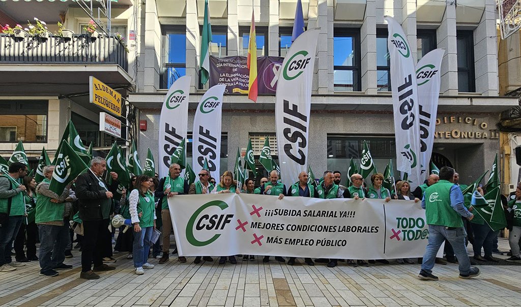 Unos 200 empleados públicos de Huelva salen a la calle por la mejora de sus condiciones laborales y en defensa de Muface