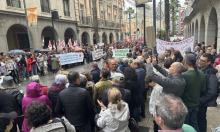 Una ‘marea blanca’ de personas defiende la sanidad pública en Huelva