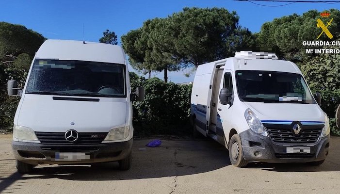 La Guardia Civil recupera dos furgonetas relacionadas con el narcotráfico en Isla Cristina