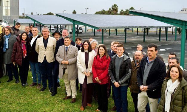 La UHU se autoabastece de energía limpia con marquesinas fotovoltaicas