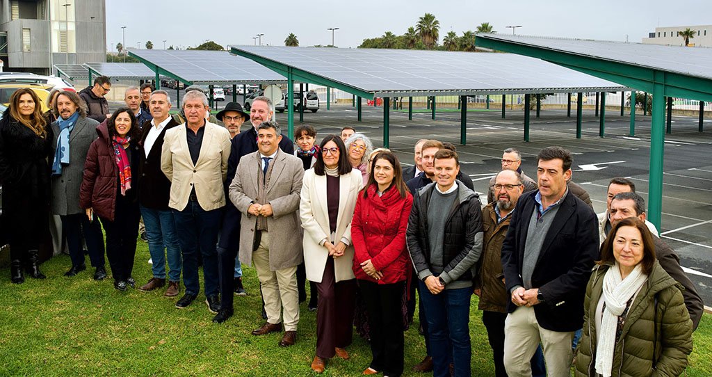 La UHU se autoabastece de energía limpia con marquesinas fotovoltaicas