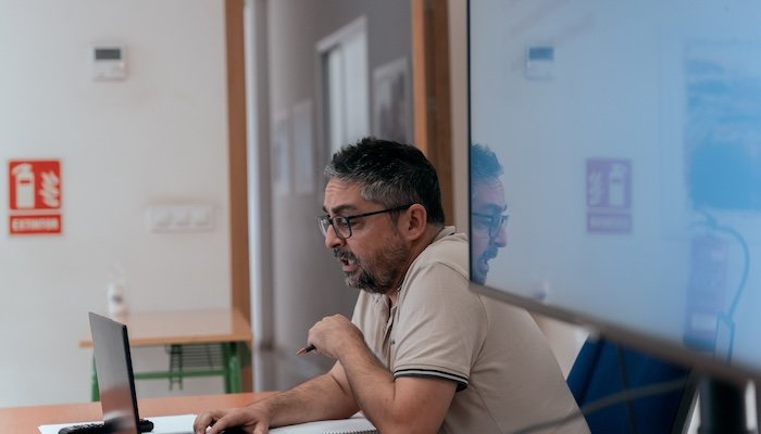 Oscar Collado, jefe de Prevención de Insersa, durante un comité de Seguridad y Salud